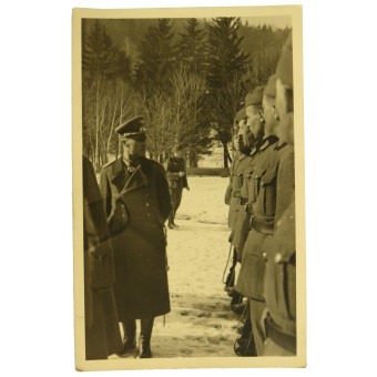 Tedesca Generale con cavalieri di attraversare ispezionando le truppe di fronte orientale. Espenlaub militaria